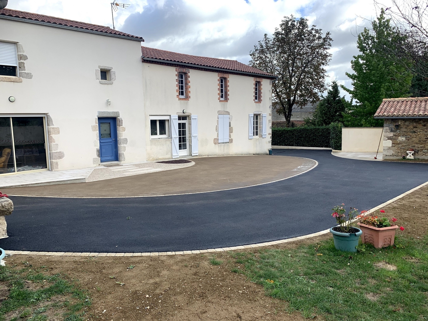 Nous mettons à votre disposition une gamme variée de produits et services pour embellir votre environnement extérieur.